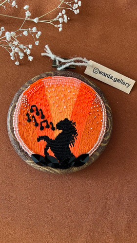 دیوارکوب گلدوزی و دست دوز طرح نوای اسب